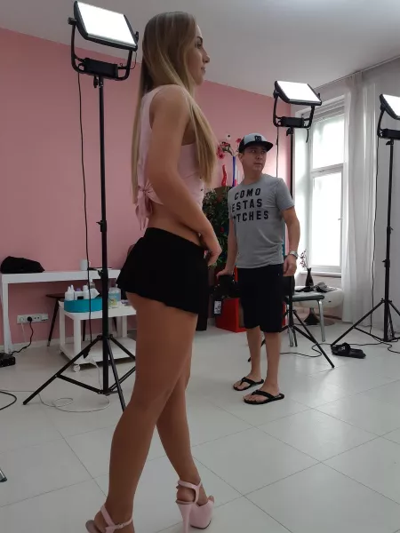 On stage, Kristy looking hot AF! 🥵