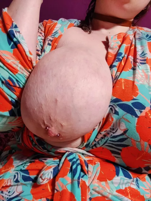 One boob out 😸♥️