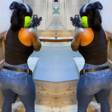 Only really thick women can fill out jeans. @muscle_bombshell