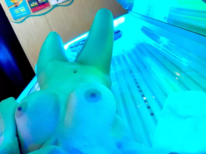 Out here trying to get rid of my tan lines 😛 I’d love to show you more