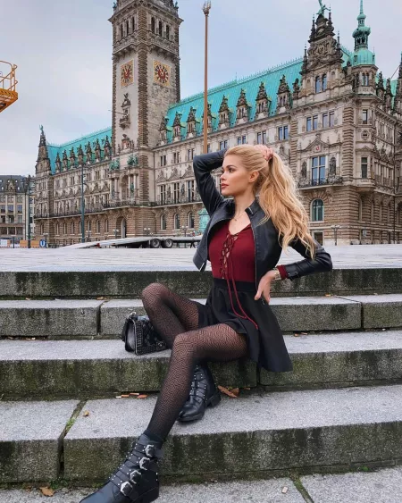 Pamela Reif in patterned tights
