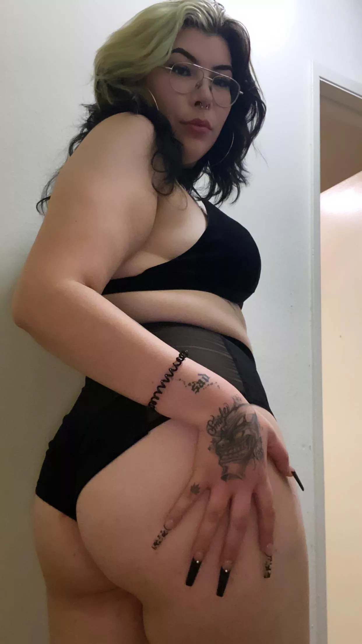 papi would you spread my cheeks open ? 🤤💦