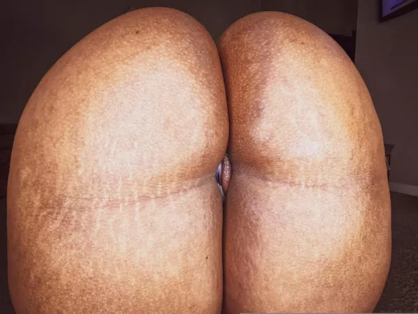 Peekaboo phat pussy 🍭💦👅