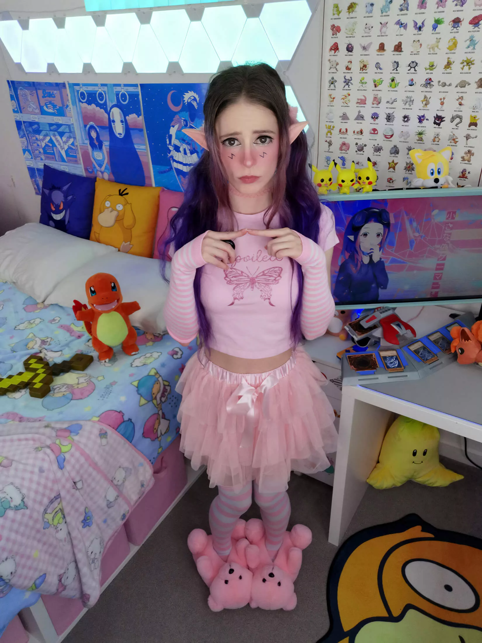 pink and white thigh highs on a lil elf gamer girl 😊❤️