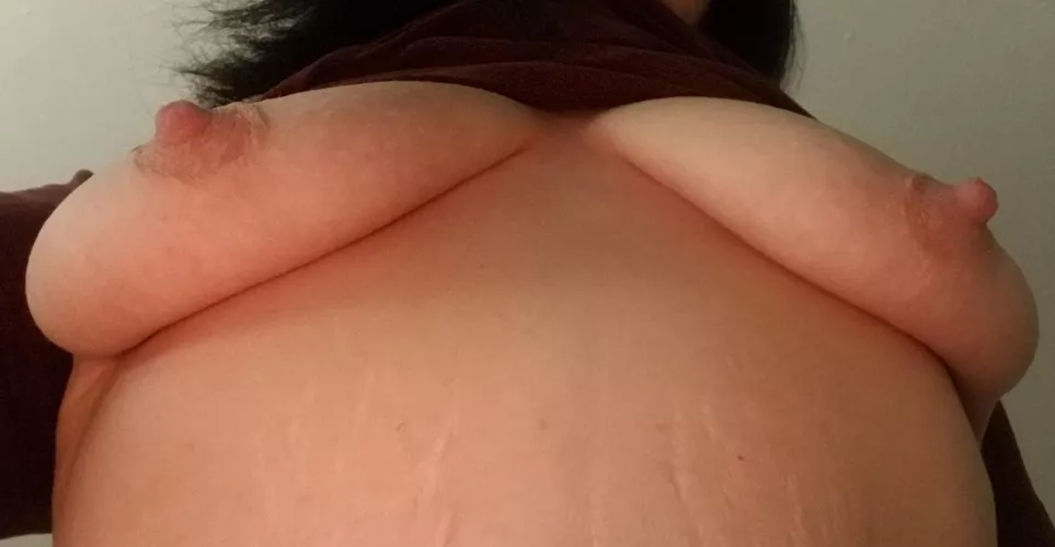 Please pull these hard, saggy nips into your mouth🔥