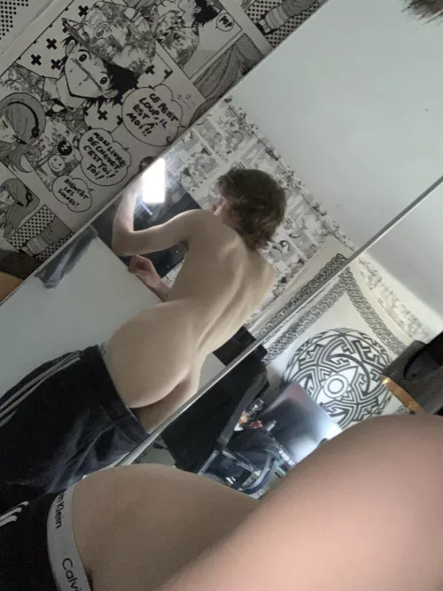 Poking my ass out in the mirror 😈😈