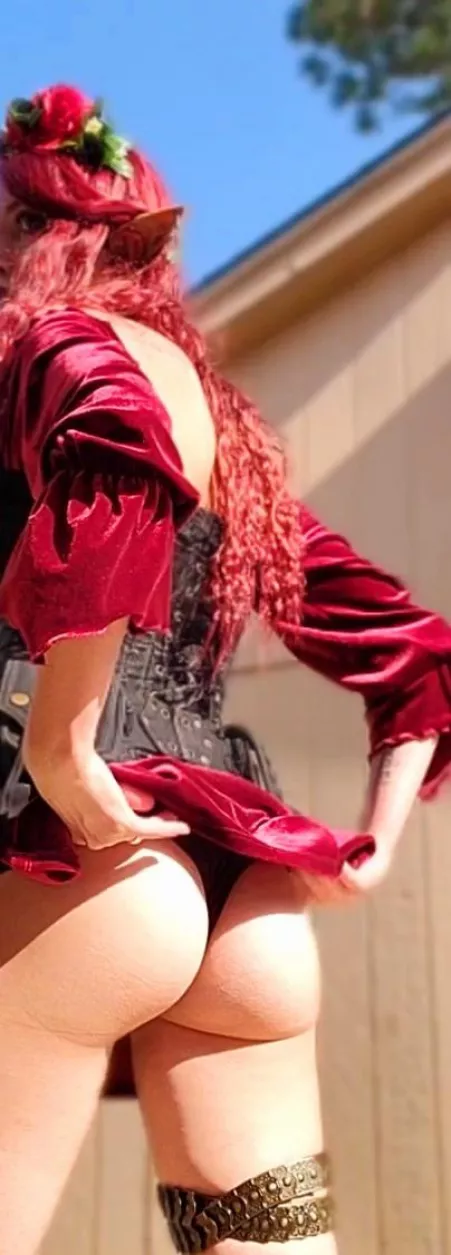 POV: Elf Girl flashes her booty without realizing it