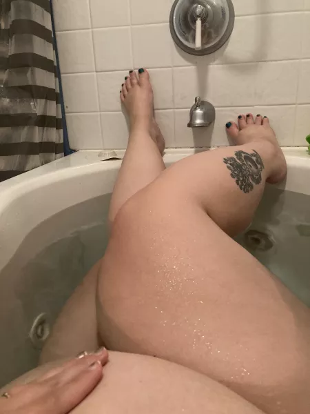 Pregnant & Horny 😜 Cum to my page and have some fun 😘 Link in comments!