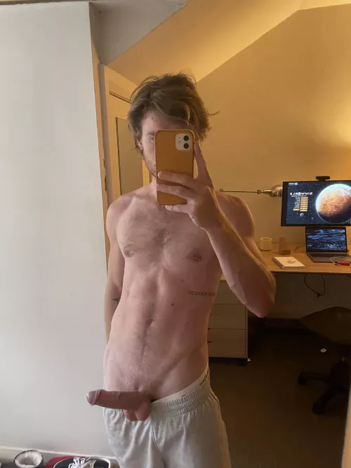 Quick selfie before leading my Rimworld colony to glory 🌏