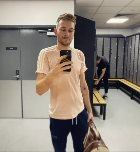 Resisting the urge to pull my cock out in the changing rooms 😈