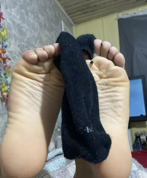 rub ur cock in my soles n fuck ‘em w ur precum😈 don’t forget to clean em up after 👅 dms/pms r welcome