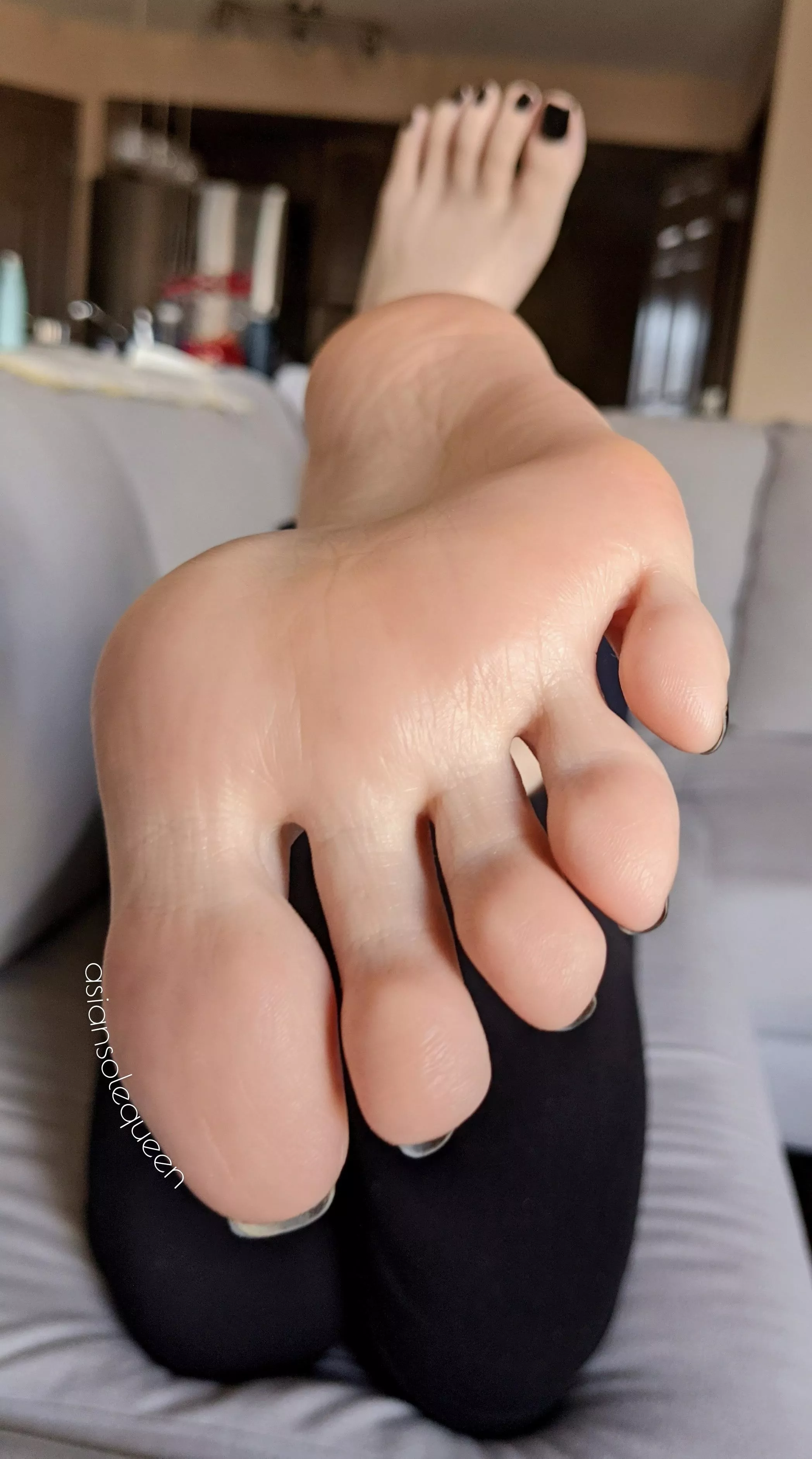 Say ahhhhh 👅 How badly do you wish I could shove my toes in your mouth? 😈👣