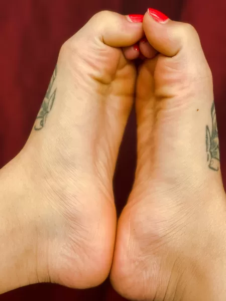 Scrunched feet for your meat 💋🖤🍭