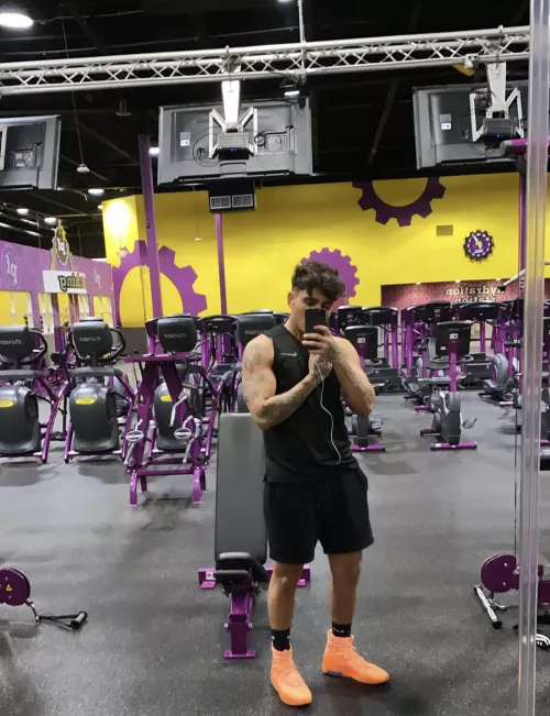 Sending full body nudes to everyone that upvotes this post (Must DM me) ⬆️💦