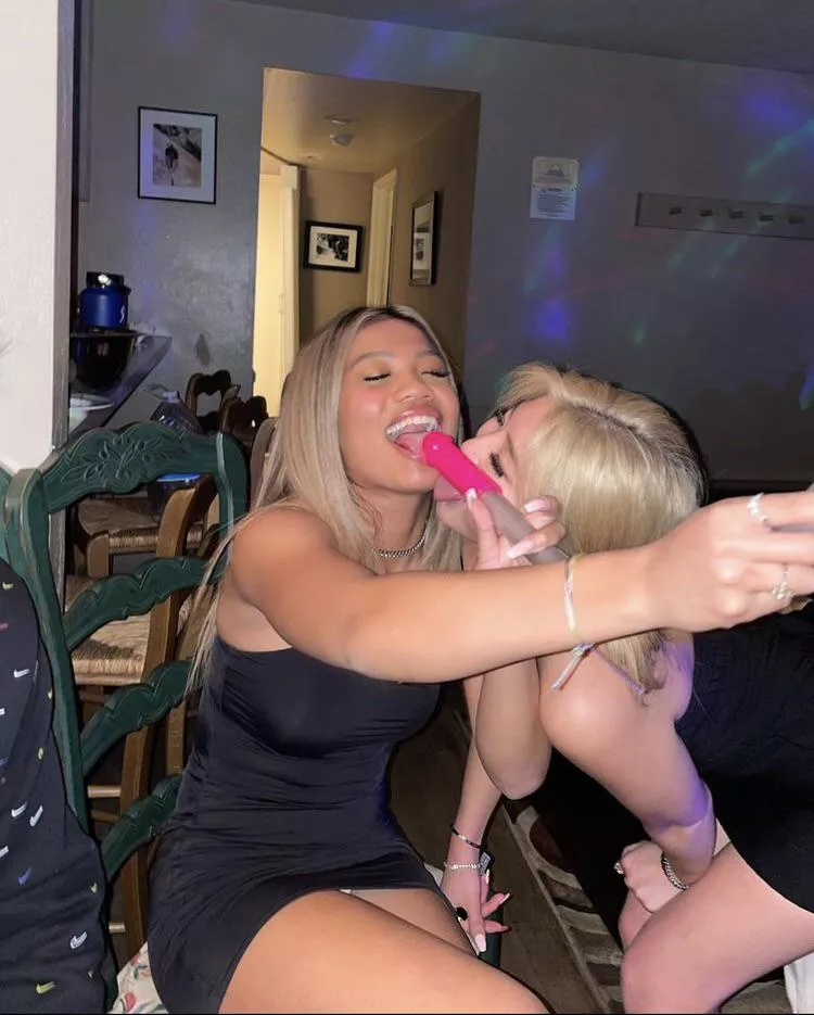 Sharing cock 👅