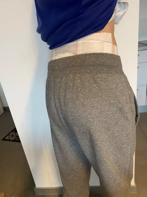 She asks me if its obvious she s diapered until her top goes up 🙄 Going to the gym like that 😁