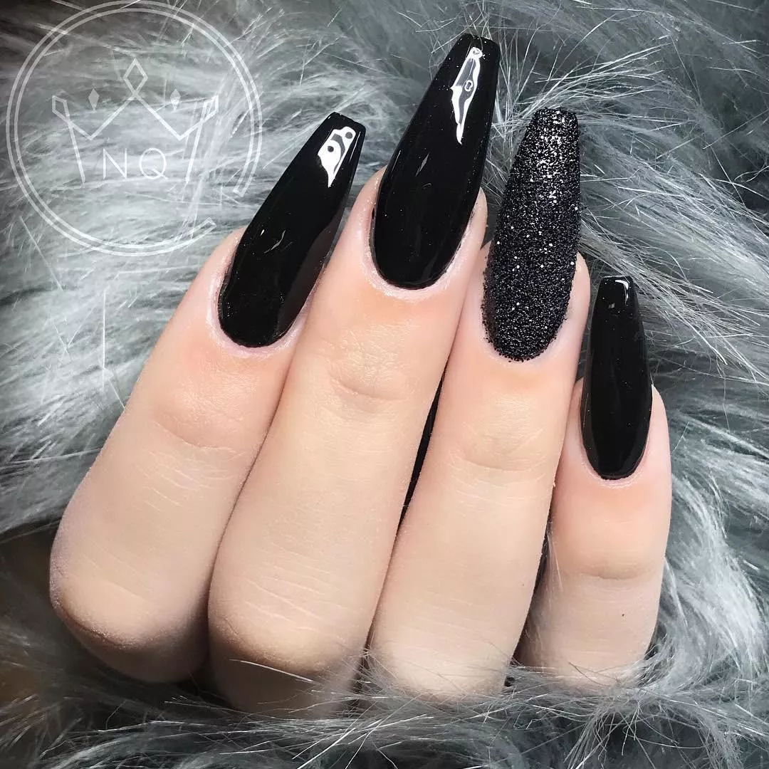 She knows I like them black 😈
