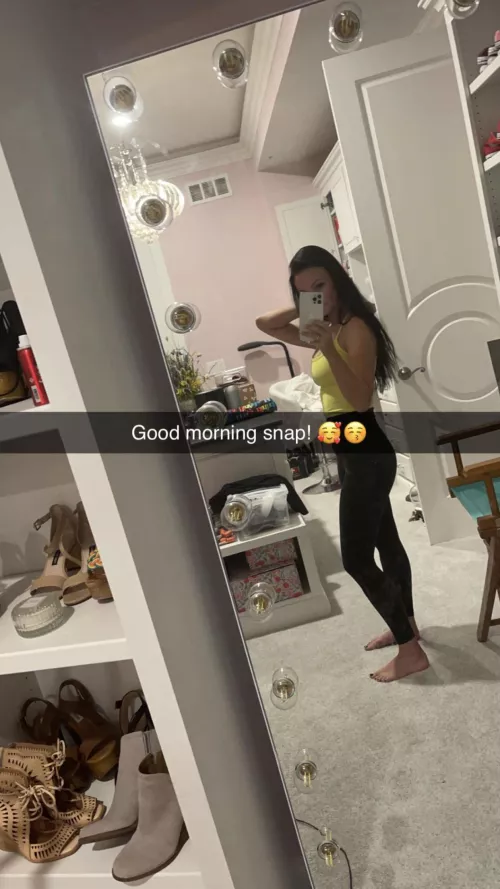 She’s barefoot again 👁