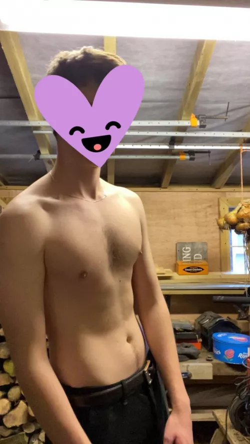Shirtless shed selfie 😅