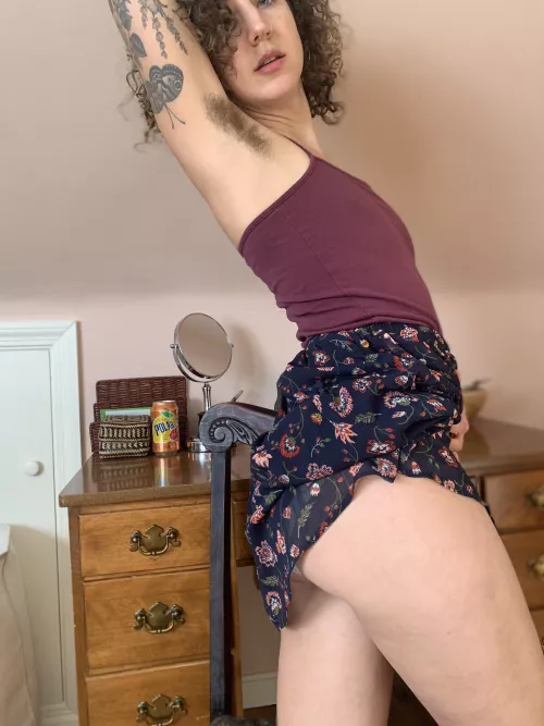Short skirt and hairy pits 🌿