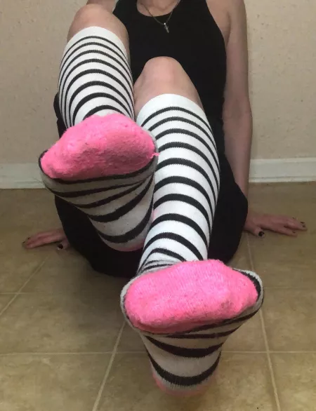 Should I start offering my dirty socks? 🤔 what would you do if you got them? 😈