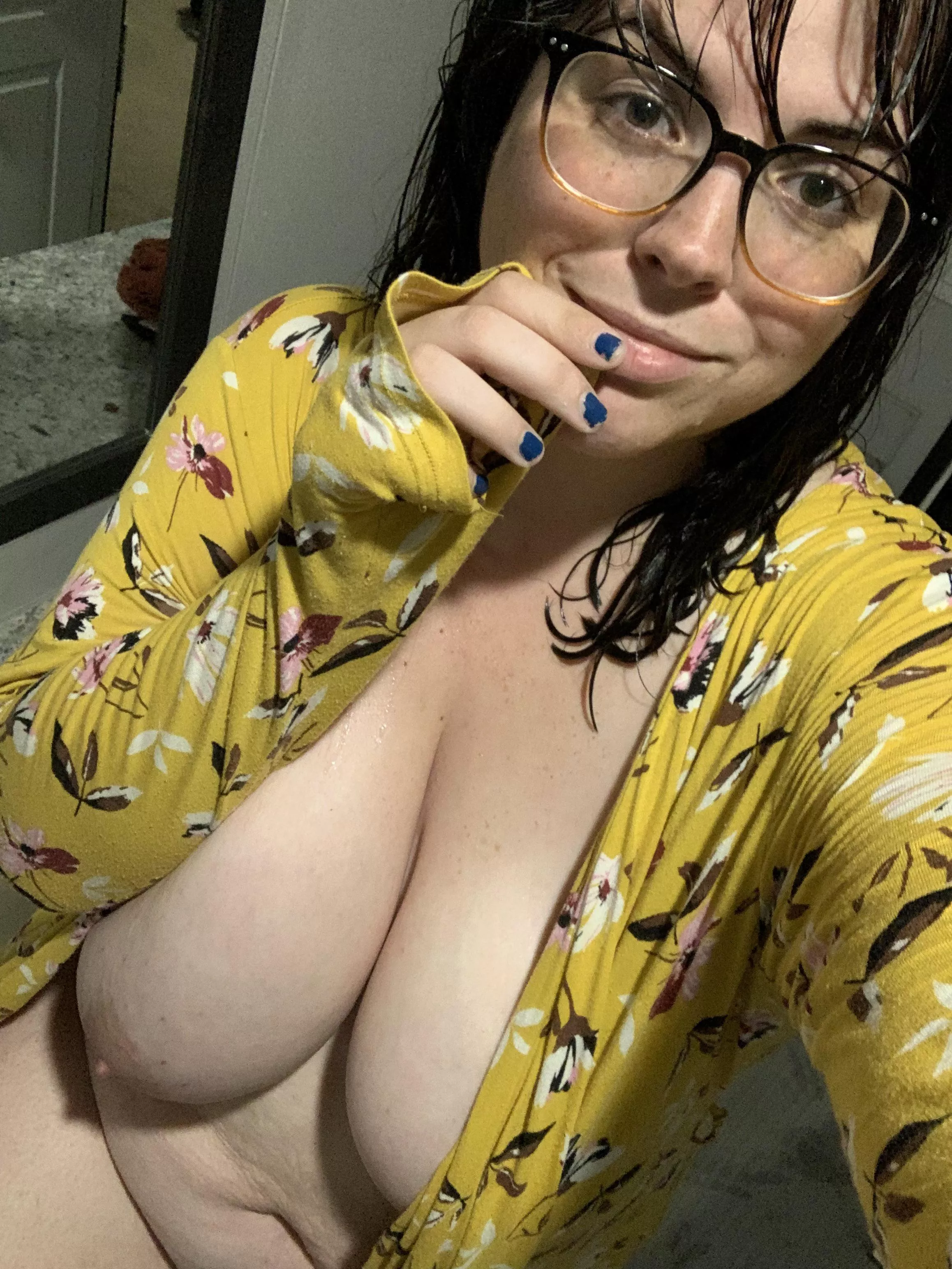 Shower done ✅ I need some love now 🥰