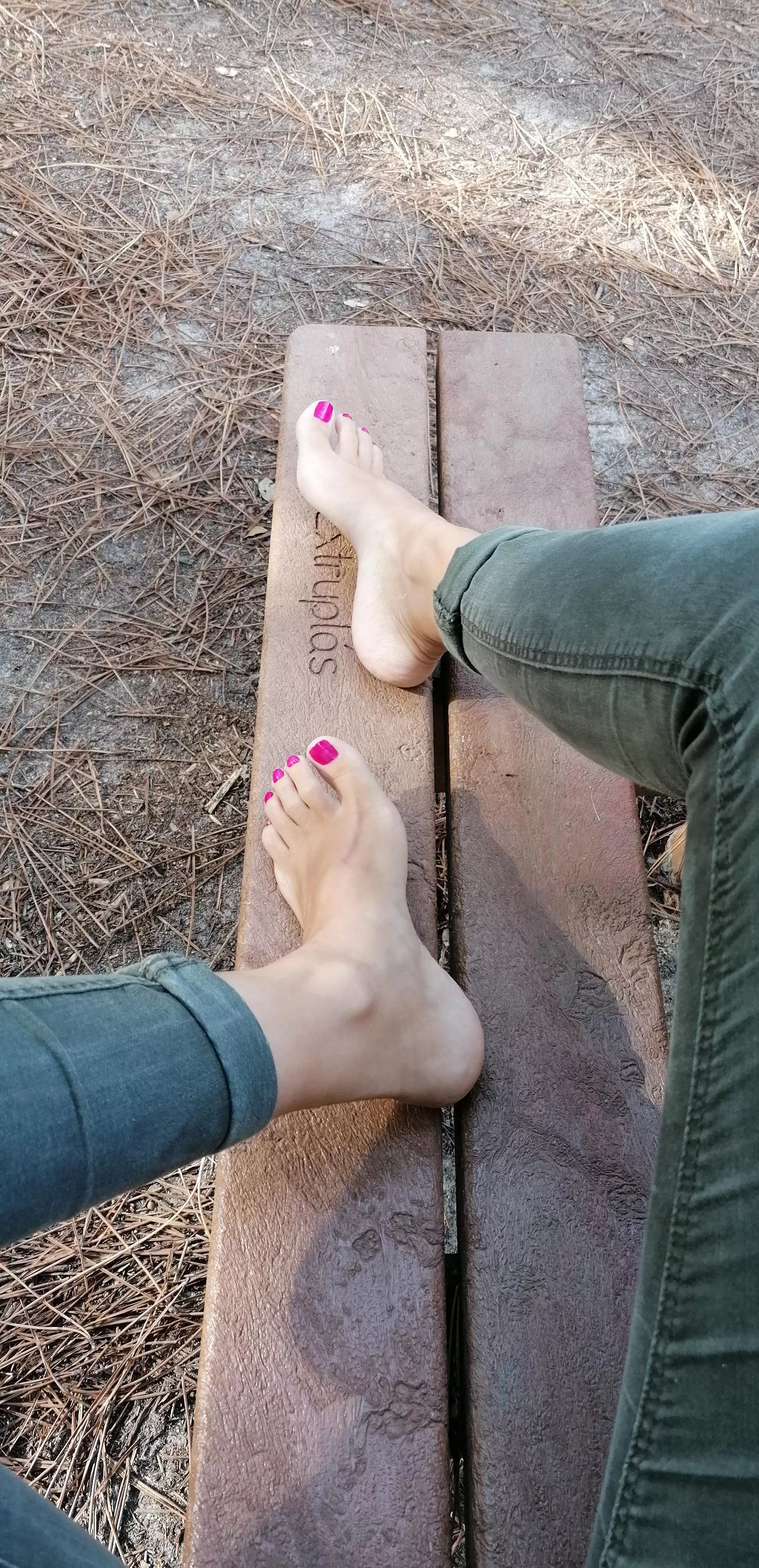 Sit here and start sucking my candy toes 😘