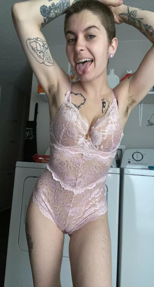 Small in size but as hairy as any other woman 😉😊💖