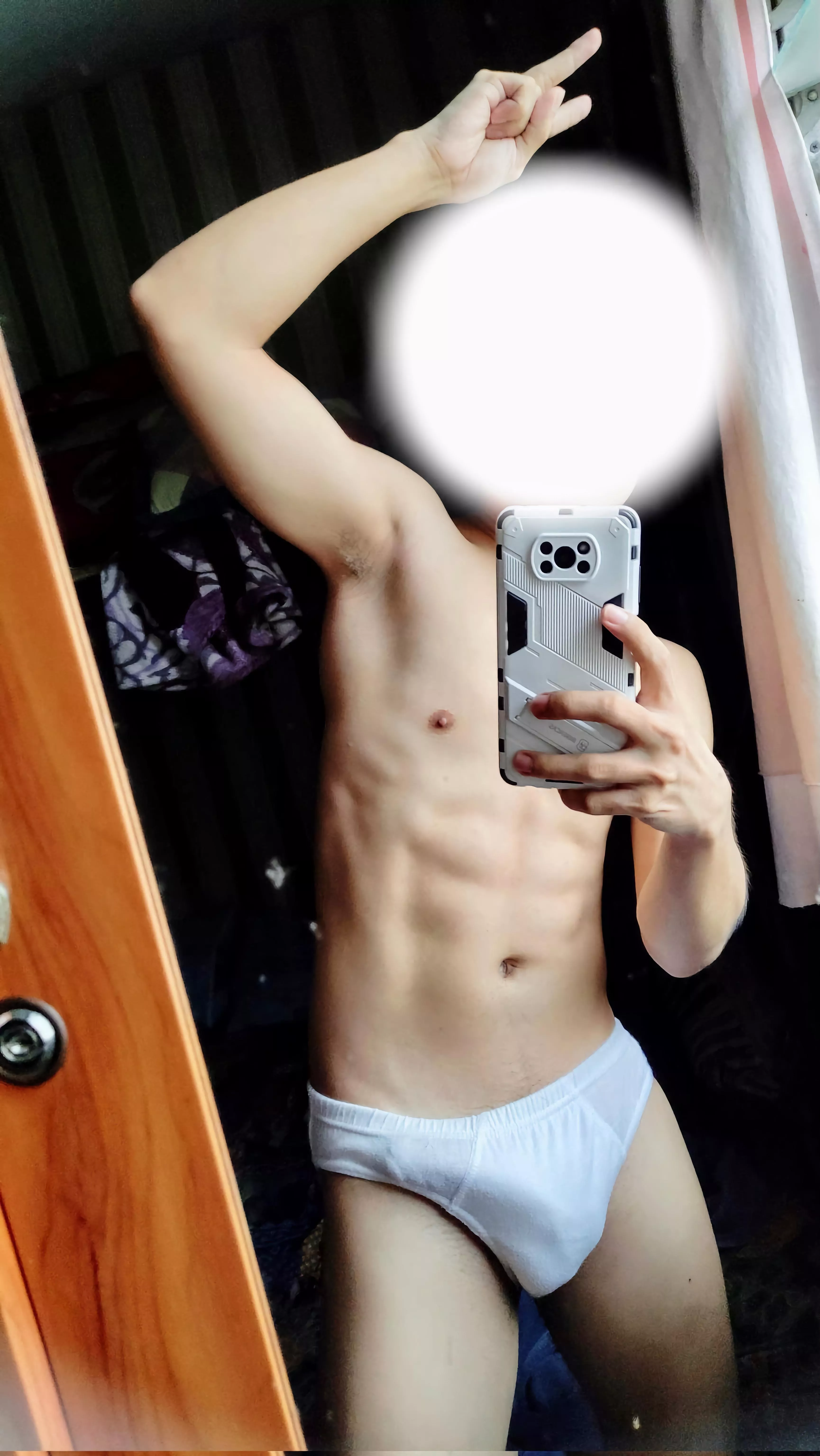 Smooth boi with abs taking a selfie 😈