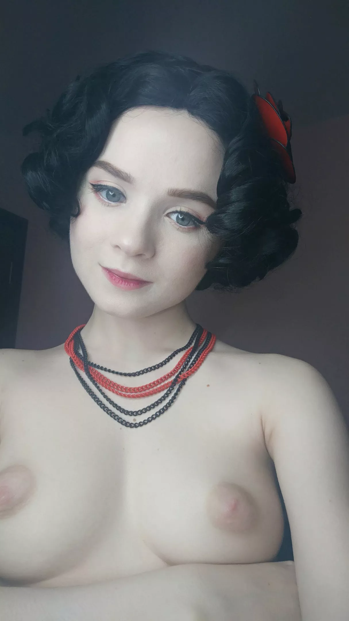 Snow White lost her dress 😮🍎