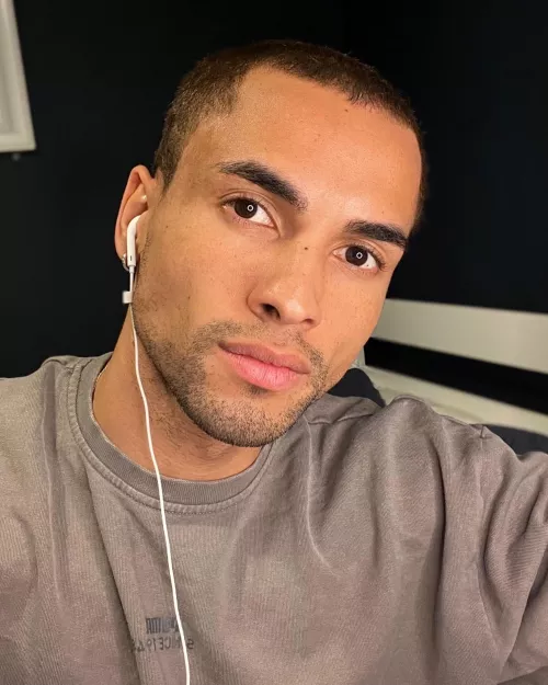 So decided to shave all my hair off 👀