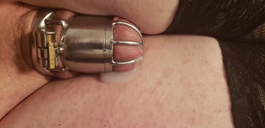 So difficult to get a picture that actually shows my cummies before I lick it up 😜