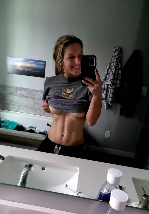 Some abs and underboob ☺