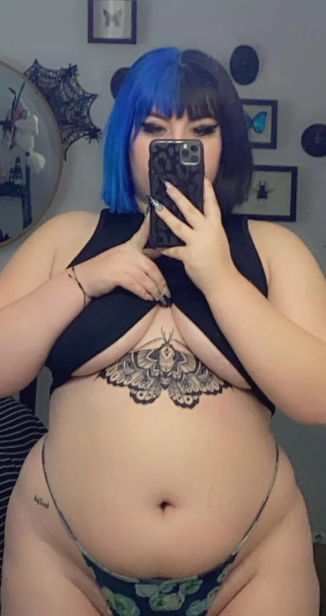 Someone come kiss my tummy 🥺