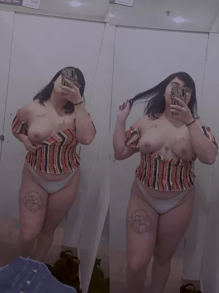 Someone here wanna fuck me in the changing room?🤭