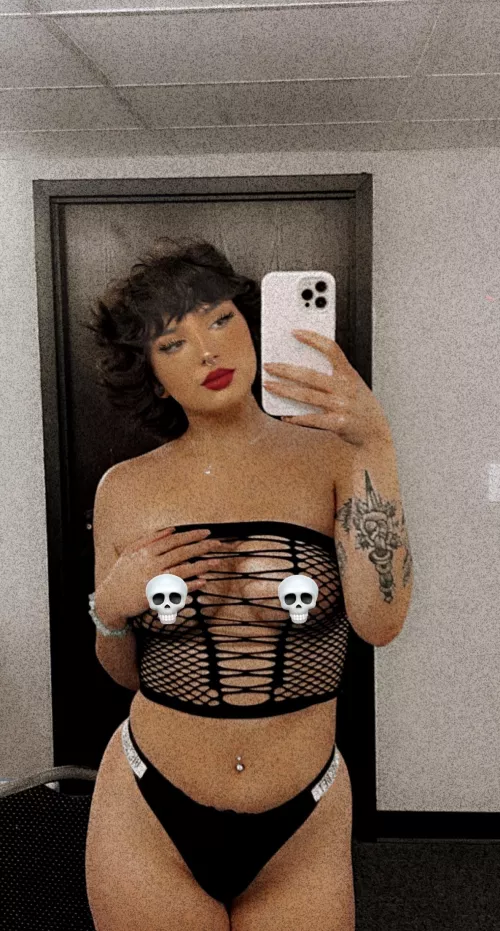 Someone please get me a huge butt plug so I can wear it to work😩