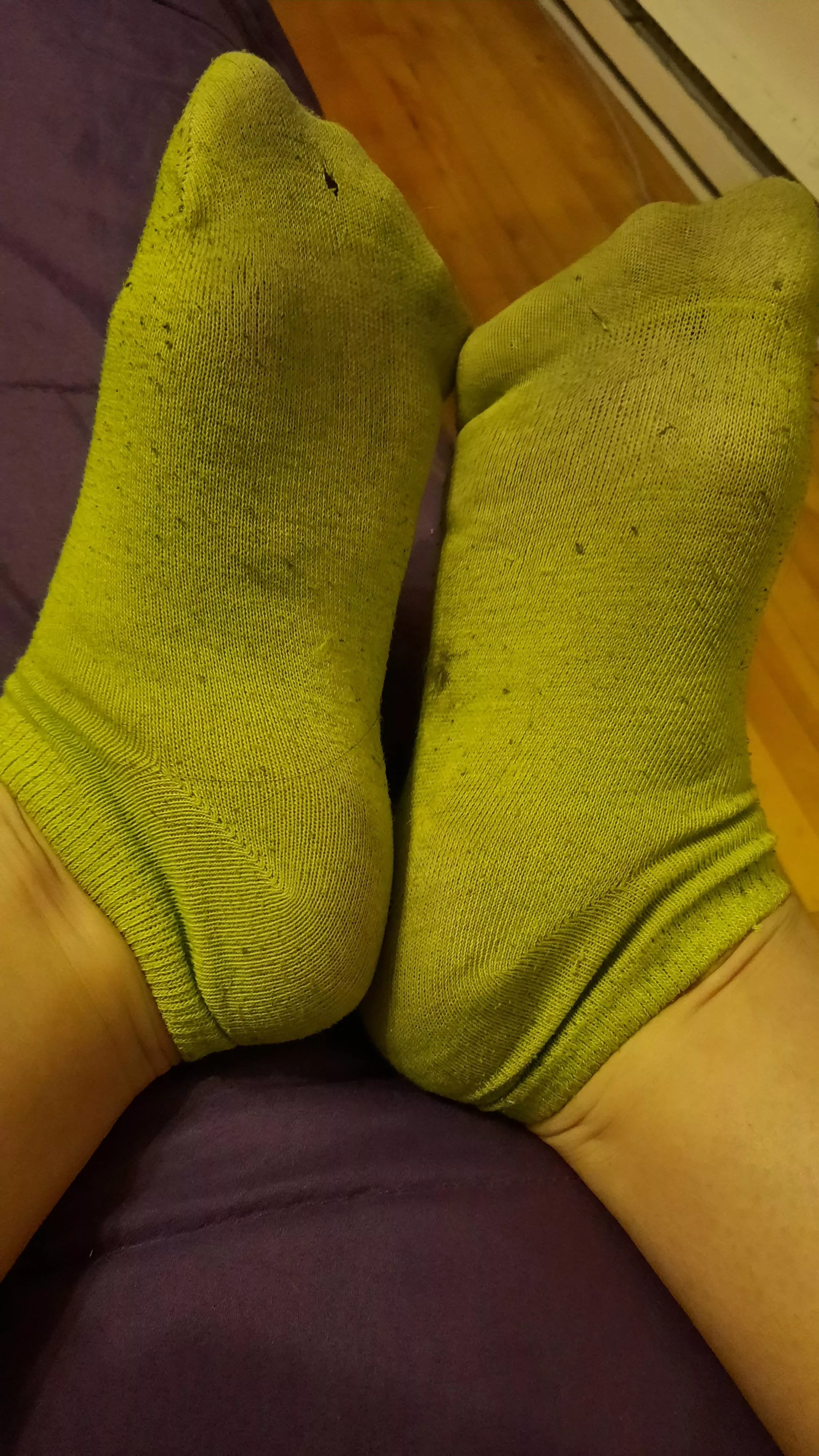 Spent the day standing up at work, gosh those are getting dirty and smelly. Who likes green? ;) Send me a message if you'd like to get those. I offer free shipping for CAN and USA. 30$ of happiness xxx