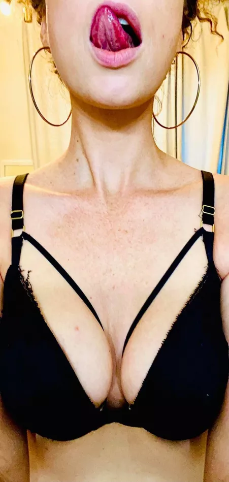Squeeze my tits and suck my neck, Baby. 🔥😈🔥