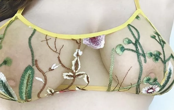 Squished nipples in sheer floral bras deserve all the kisses and nibbles, and maybe some dew drops too. 💦 Just a cum on my tits kinda gal I guess 🌼✌🏼