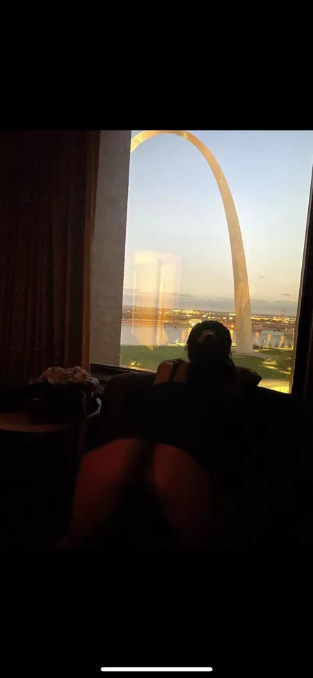 Staring at the Gateway Arch, thinking about if anyone was watching me through the window. Would you come up to find me and force me against the glass?😈
