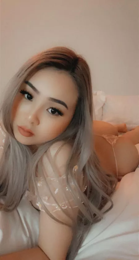 staring contest? if u look at my ass u lose 😛