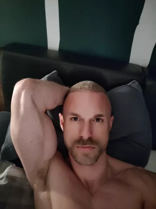 Starts getting cold alone in bed...🥶 😜