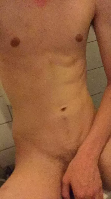 Straight but dreaming of sucking a beautiful cock and swallow some hot cum 🤷🏻‍♂️😛