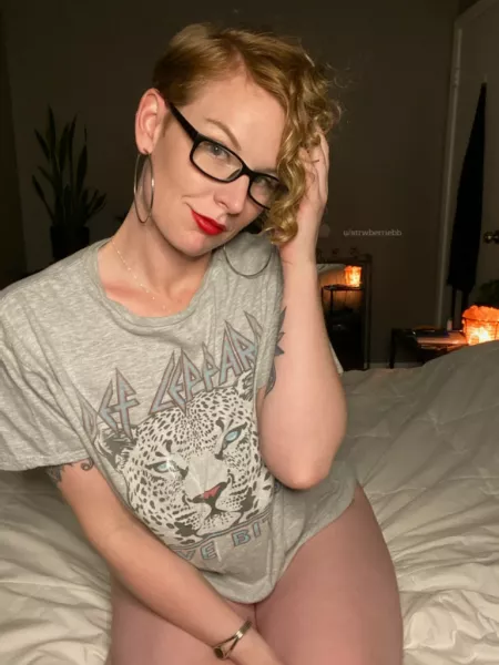 Sundays are for comfy band tees & messy curls