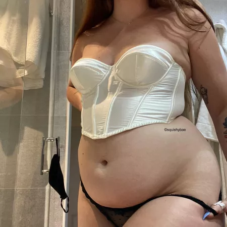 Take me out for dinner in this corset top and watch the bottom of my belly bulge out of it more and more 😍