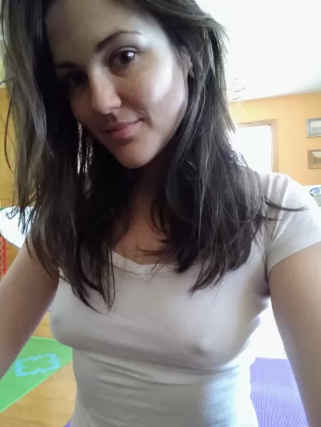 Taking a break from my morning yoga to say hello ☺️🤗😘