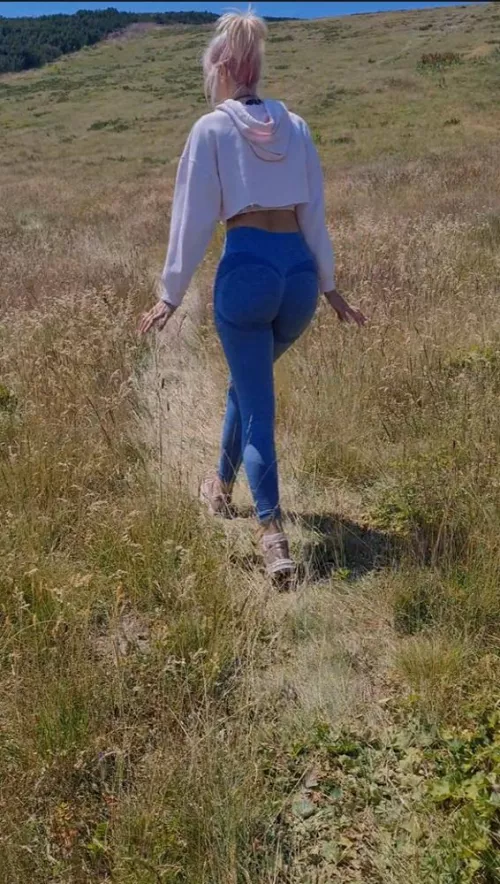 Taking a walk in my favorite leggings ☺