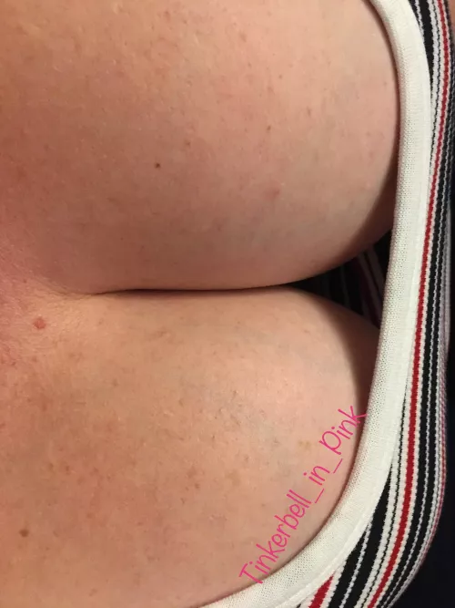 ❤️Tasty cleavage for you to stick your face and cock into 😍😏