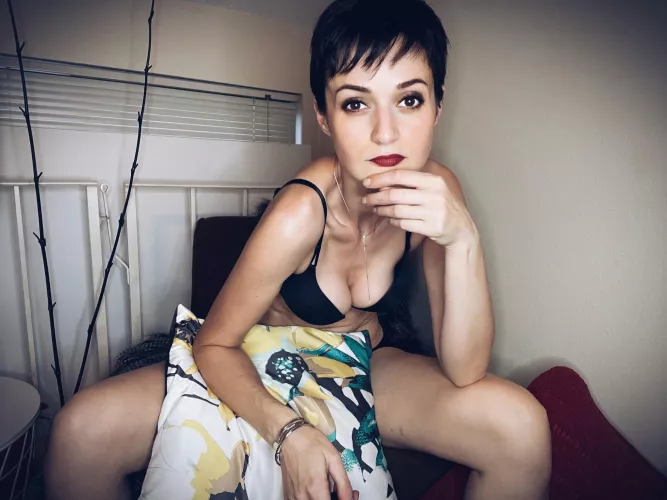 The best decor in my bedroom is my resting B face😉[F38]