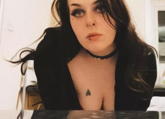 The choker says “Princess” but I’m considering getting one that says “Daddy’s Brat” thought? 🎀😛